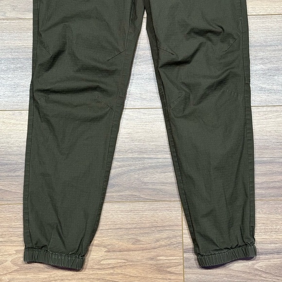 Vuori Ripstop Traveler Jogger Pants in Dark Oregano Green Size Mens Medium - Picture 4 of 13